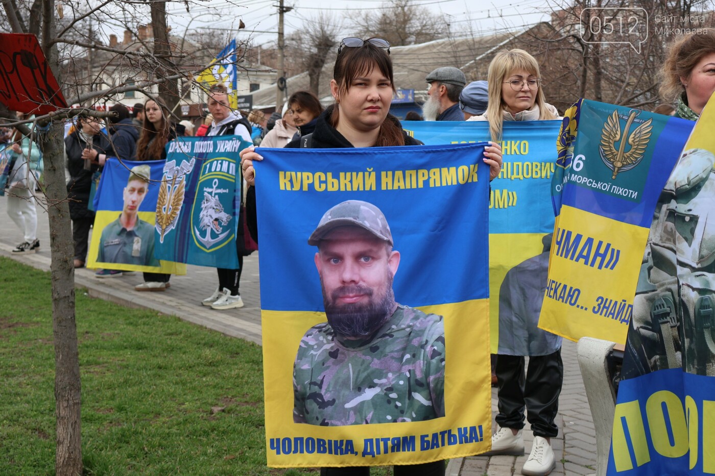 "Миколаїв не забуває своїх героїв": акція підтримки полонених воїнів об’єднала сотні людей
