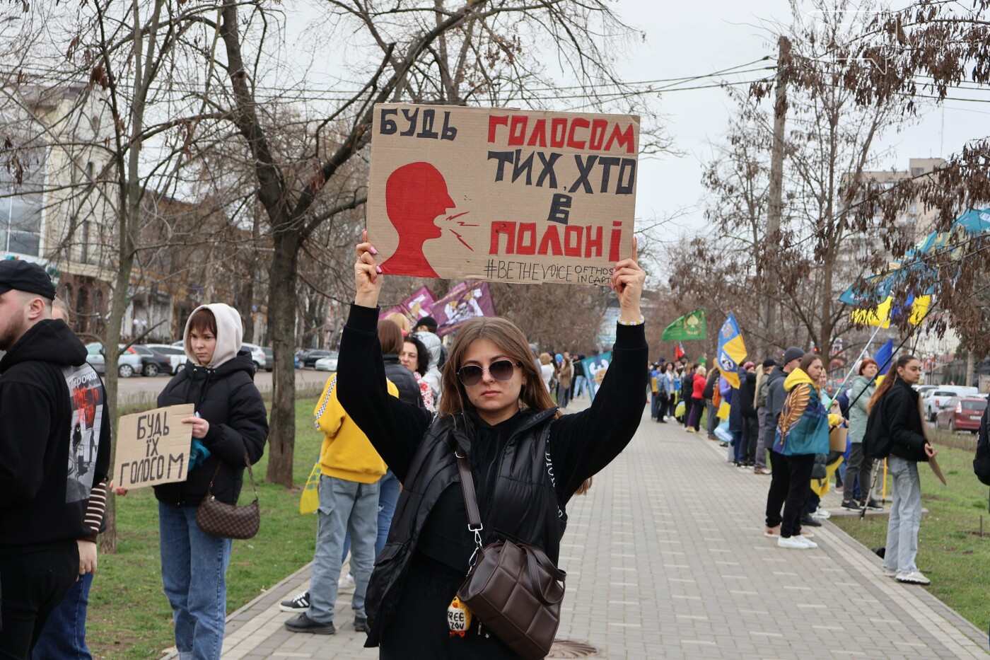 "Миколаїв не забуває своїх героїв": акція підтримки полонених воїнів об’єднала сотні людей