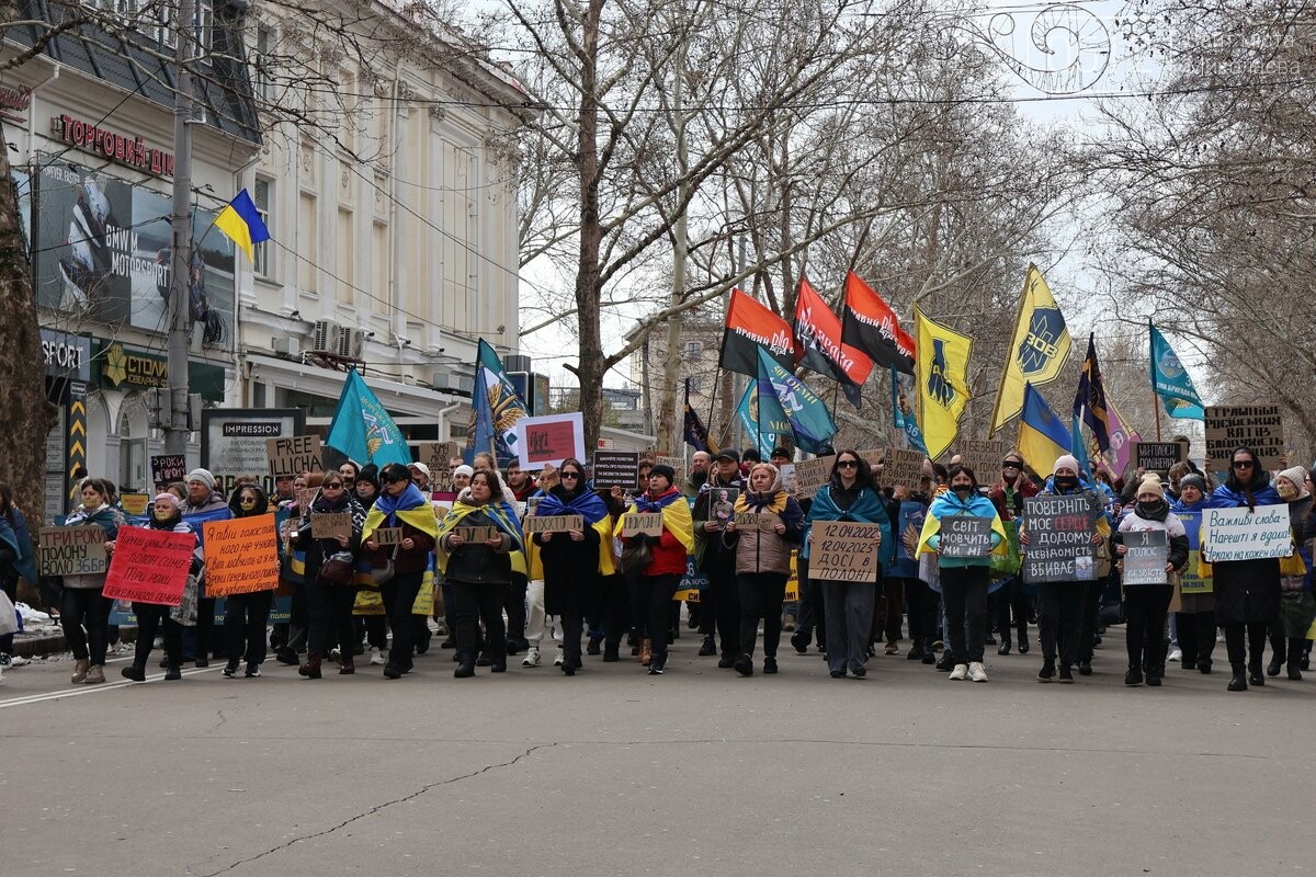 Мовчазна хода Соборною: у Миколаєві нагадали про полонених і безвісти зниклих