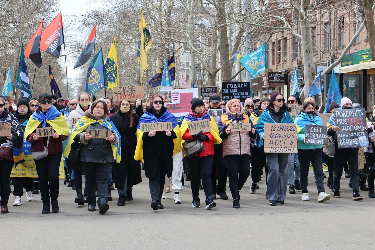 Мовчазна хода Соборною: у Миколаєві нагадали про полонених і безвісти зниклих