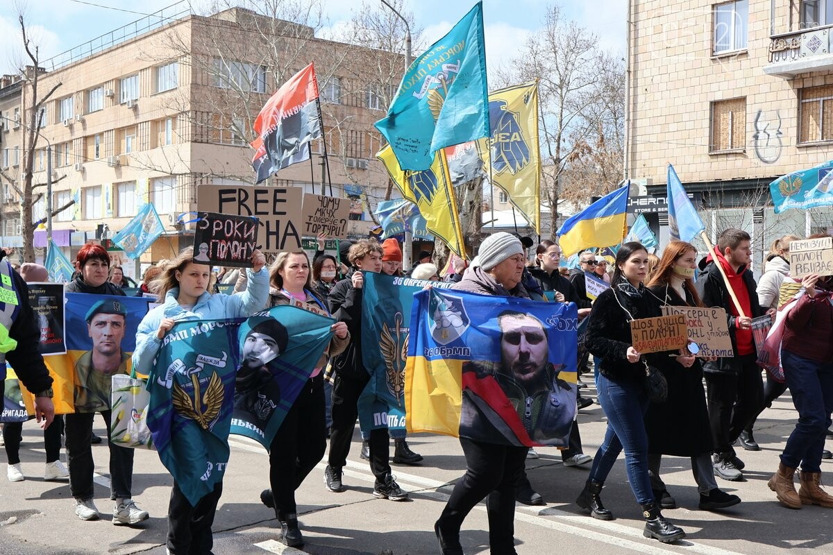 Мовчазна хода Соборною: у Миколаєві нагадали про полонених і безвісти зниклих