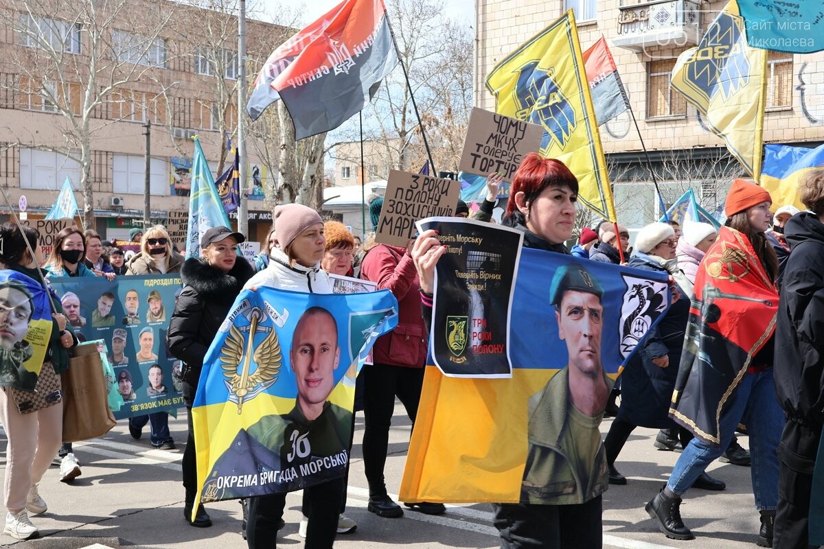 Мовчазна хода Соборною: у Миколаєві нагадали про полонених і безвісти зниклих