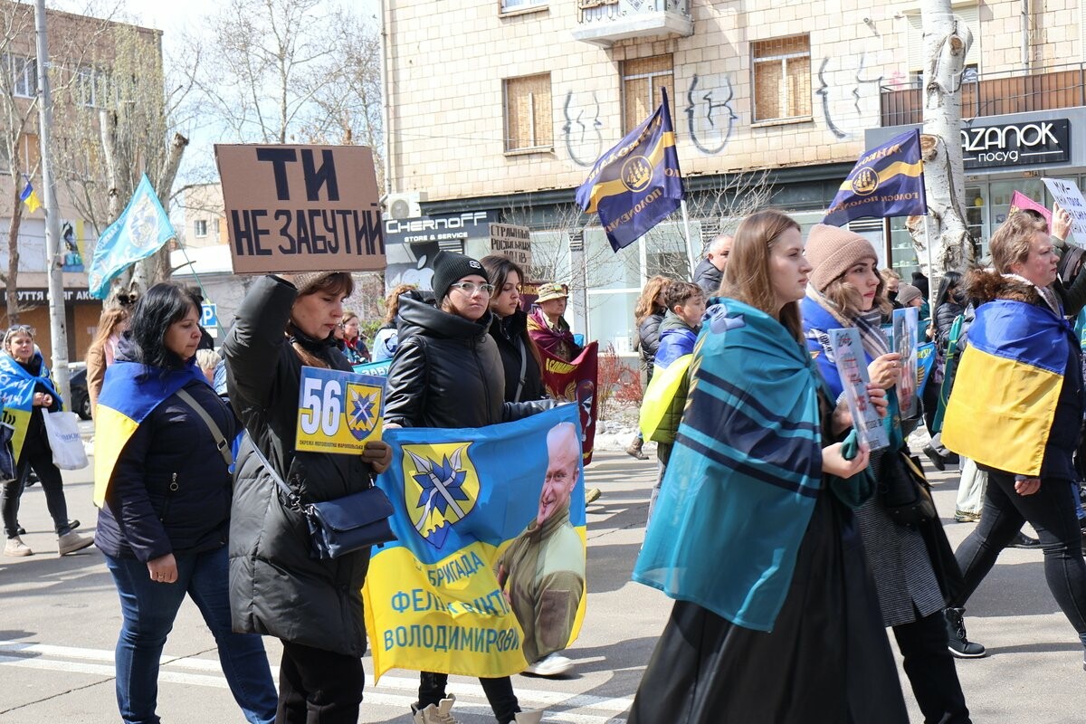 Мовчазна хода Соборною: у Миколаєві нагадали про полонених і безвісти зниклих