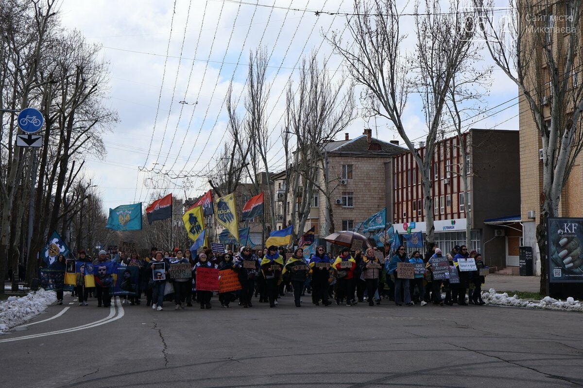 Мовчазна хода Соборною: у Миколаєві нагадали про полонених і безвісти зниклих