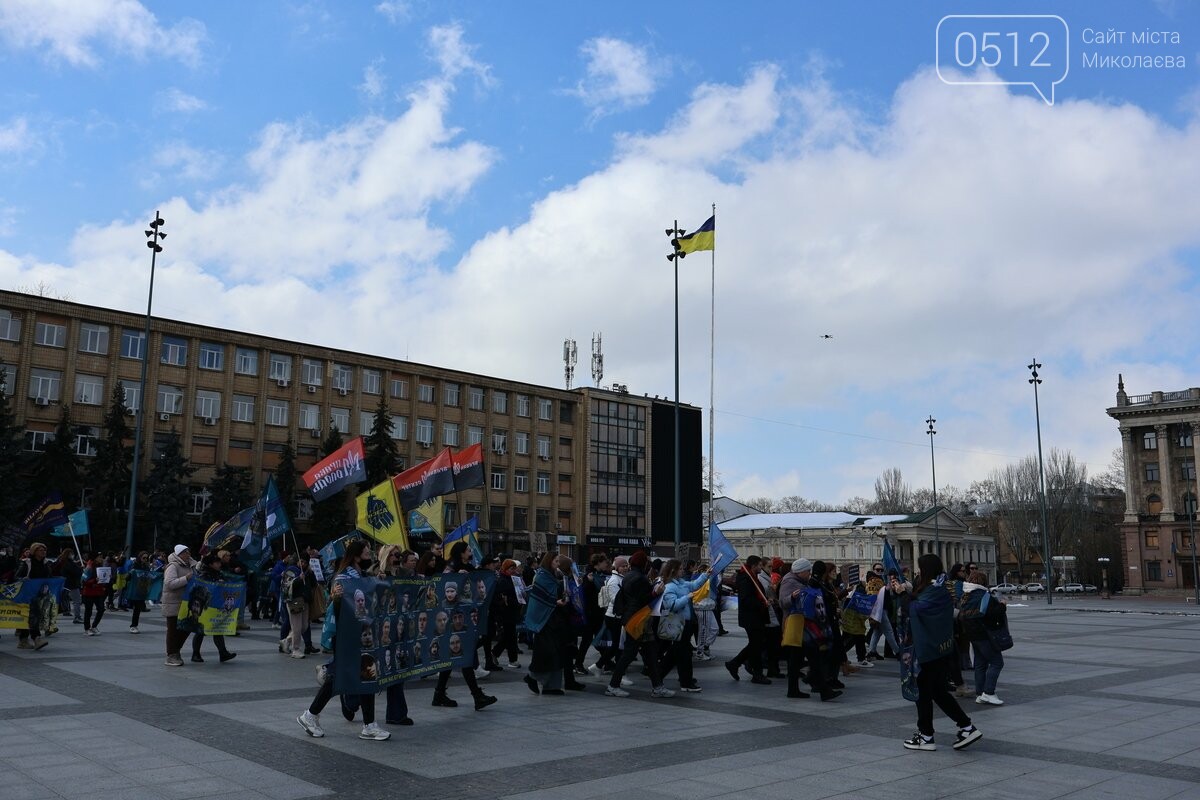 Мовчазна хода Соборною: у Миколаєві нагадали про полонених і безвісти зниклих