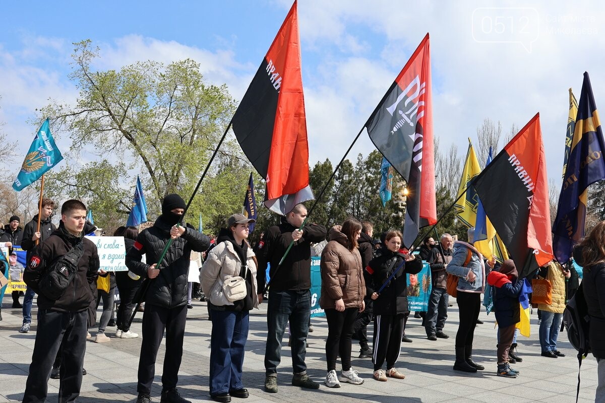 Мовчазна хода Соборною: у Миколаєві нагадали про полонених і безвісти зниклих