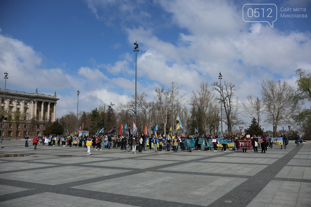 Мовчазна хода Соборною: у Миколаєві нагадали про полонених і безвісти зниклих