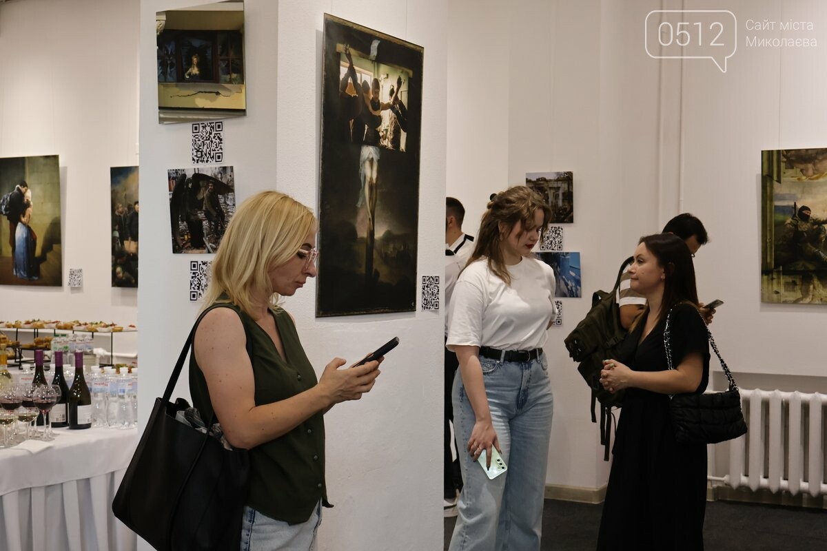 "In Memoriam": в Николаеве открылась выставка французской художницы, посвященная войне в Украине