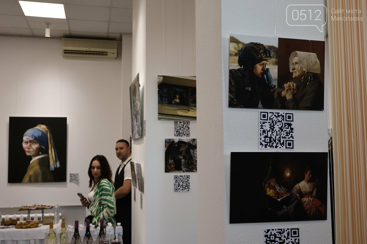 "In Memoriam": в Николаеве открылась выставка французской художницы, посвященная войне в Украине