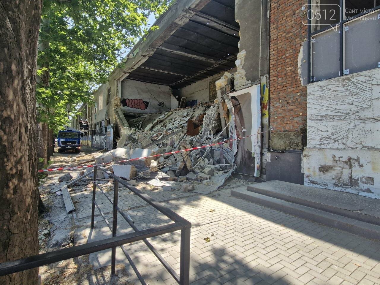 Обвал поврежденного здания в центре Николаева