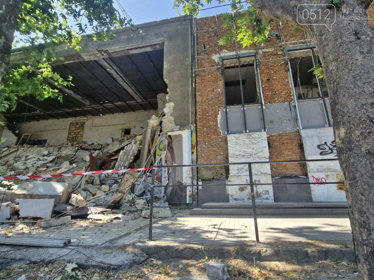 Обвал поврежденного здания в центре Николаева