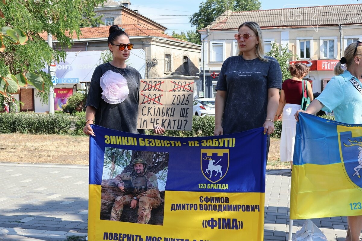 Миколаїв пам’ятає: 250 людей вийшли на акцію заради полонених і зниклих захисників, - ФОТО