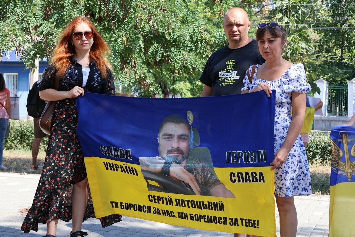 Миколаїв пам’ятає: 250 людей вийшли на акцію заради полонених і зниклих захисників, - ФОТО