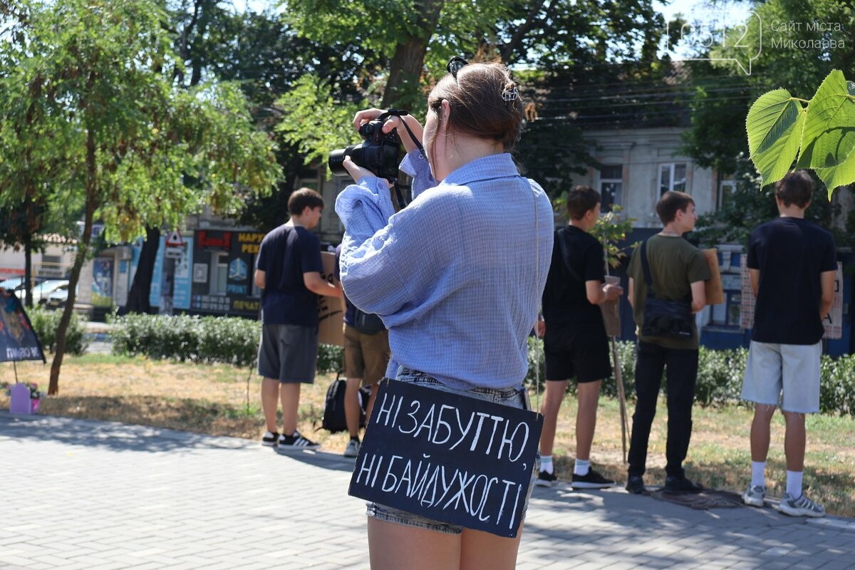 Миколаїв пам’ятає: 250 людей вийшли на акцію заради полонених і зниклих захисників, - ФОТО