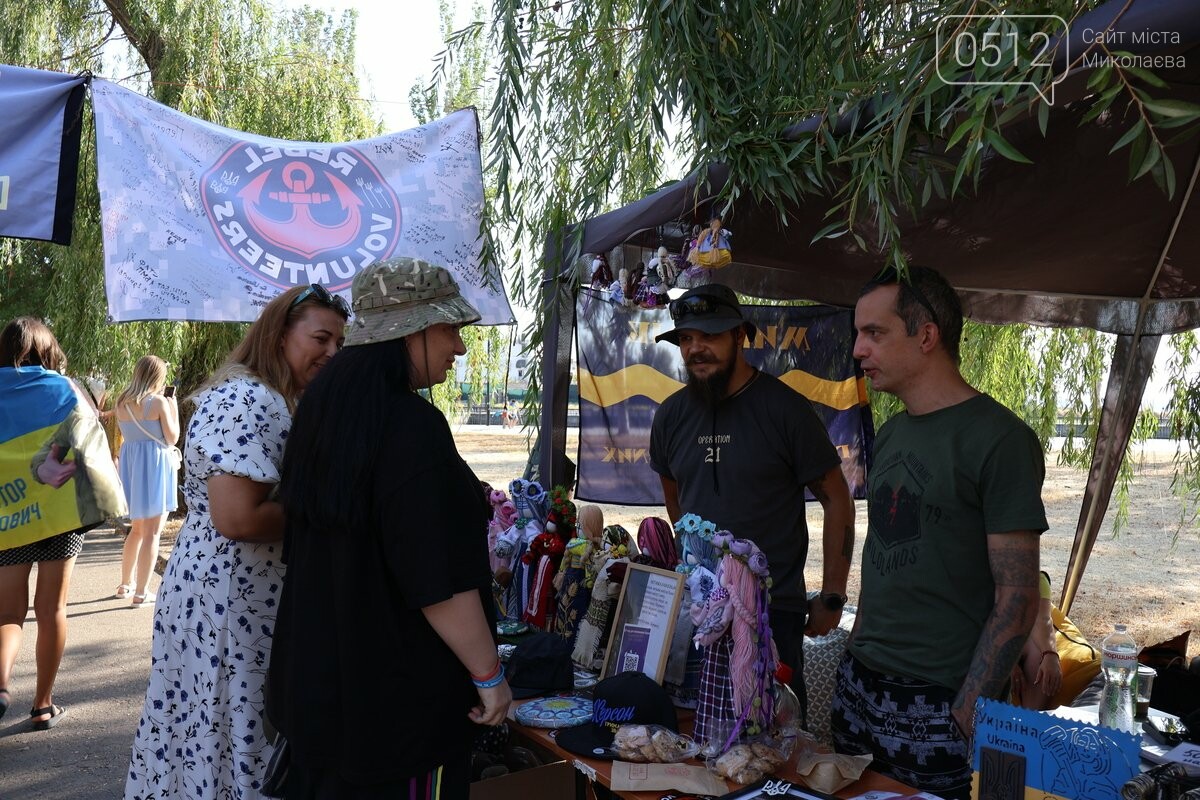Сладкие поздравления и крафтовые подарки: как николаевцы поддерживают своих защитников