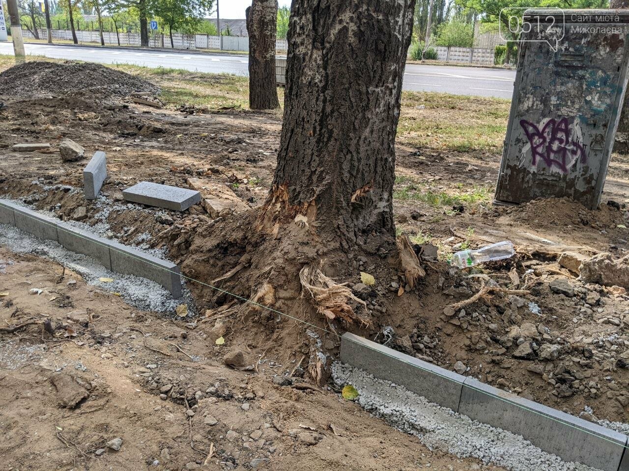 Поврежденные деревья по ПГУ при обустройстве нового тротуара