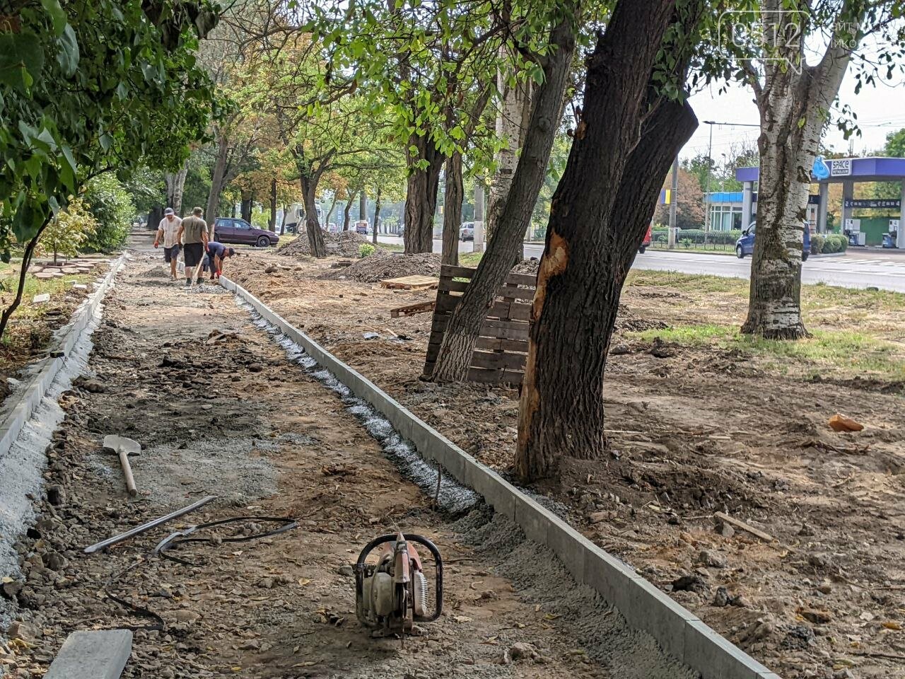 Поврежденные деревья по ПГУ при обустройстве нового тротуара