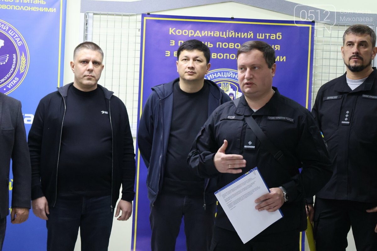Представник Головного управління розвідки Міністерства оборони України Андрій Юсов по центру