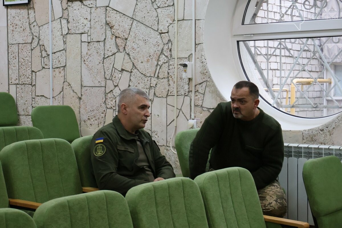"Слово как оружие": в Николаеве прошло публичное интервью с военными писателями