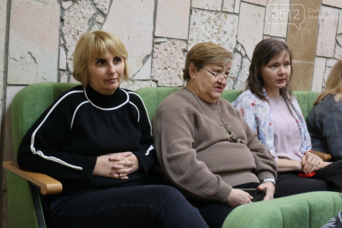 "Слово как оружие": в Николаеве прошло публичное интервью с военными писателями