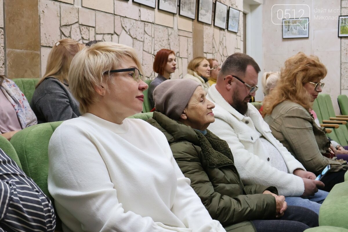 "Слово как оружие": в Николаеве прошло публичное интервью с военными писателями