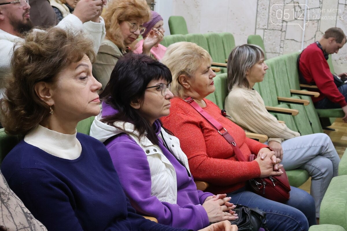 "Слово как оружие": в Николаеве прошло публичное интервью с военными писателями