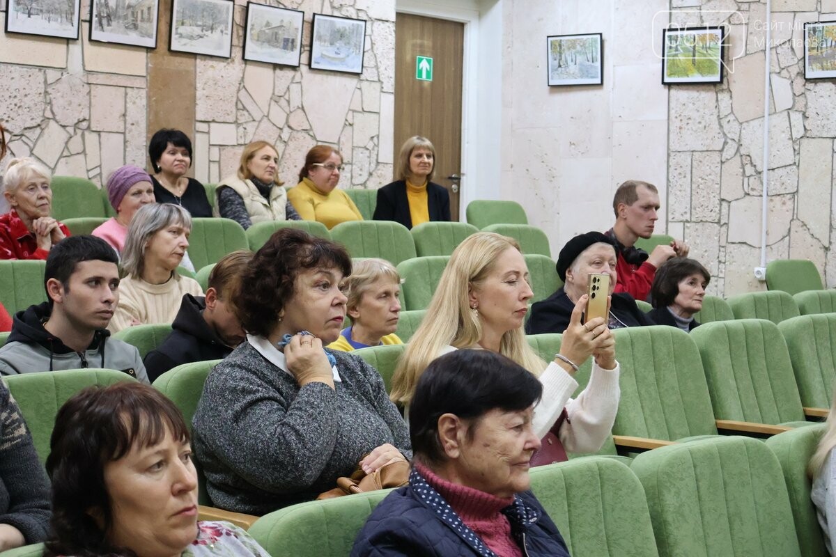 "Слово как оружие": в Николаеве прошло публичное интервью с военными писателями