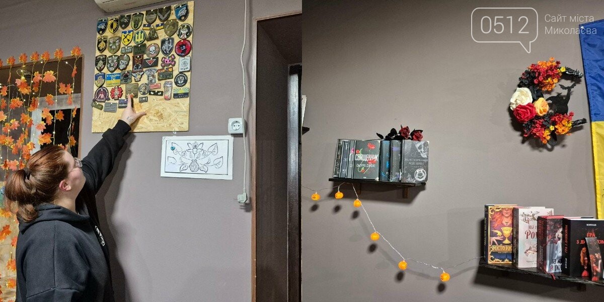 Катерина показує на колекцію шевронів, які є у кав'ярні. Фото 0512