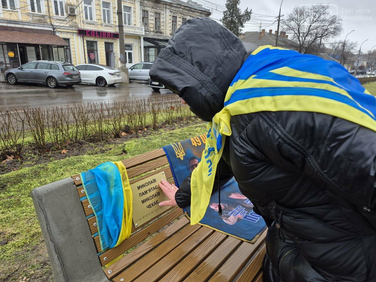 Лилия показывает одну из табличек