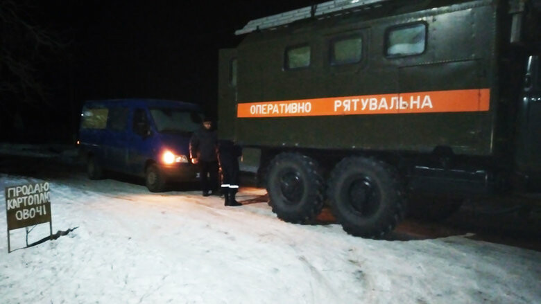 Мальчики замерзли в машине
