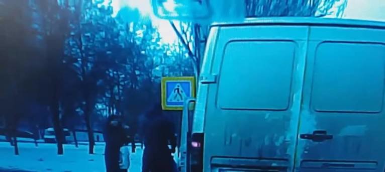 В Николаеве разыскали водителя авто, который чуть не сбил мужчину с ребенком, а потом ударил его, - ВИДЕО 18+