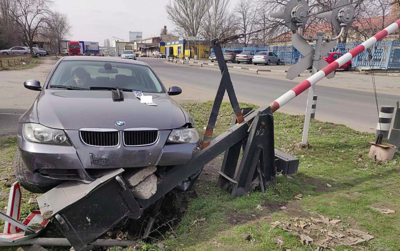 Жд переезд со шлагбаумом фото