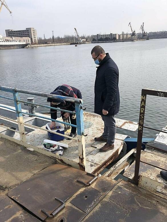 В Николаеве возле моста обнаружили 30-метровое пятно, похожее на нефтепродукты