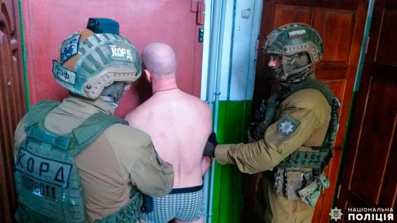 В Николаеве мужчину, который разгуливал по детской площадке с гранатой, арестовали 