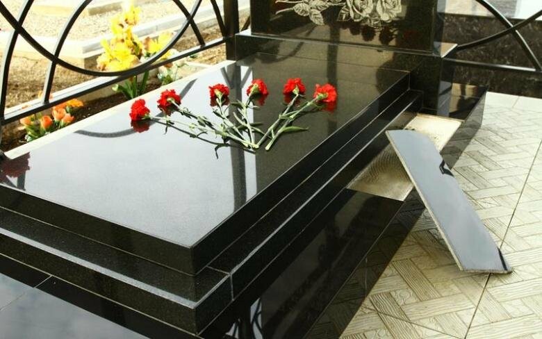 На Николаевщине неизвестные разгромили могилы - полиция ищет свидетелей 