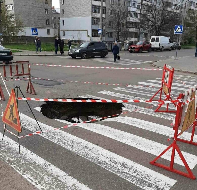 Фото человека лежащего на асфальте