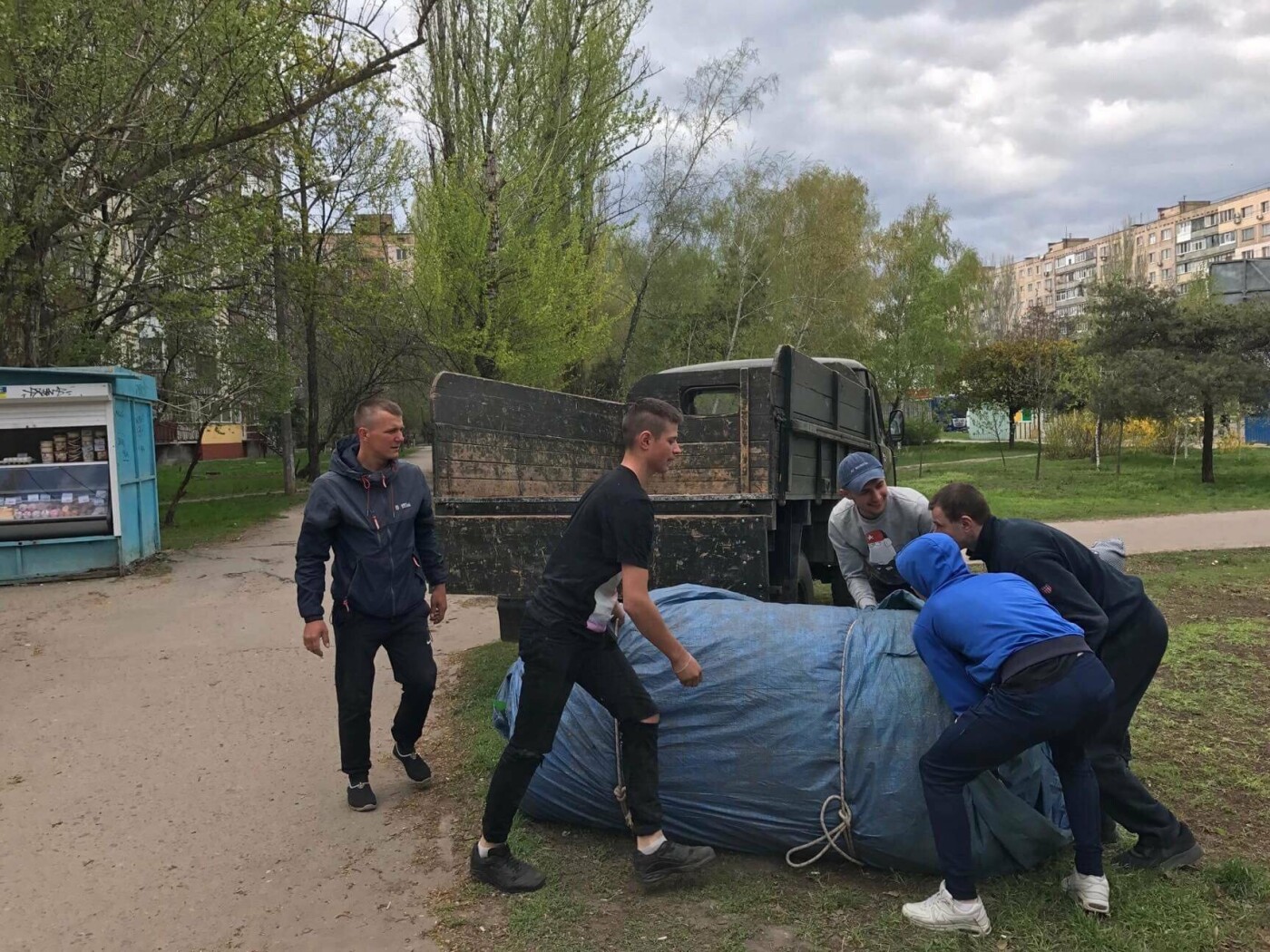 В Николаеве демонтировали и изъяли незаконный надувной бату..., фото-3 В Николаеве демонтировали и изъяли незаконный надувной батут, - ФОТО, фото-3