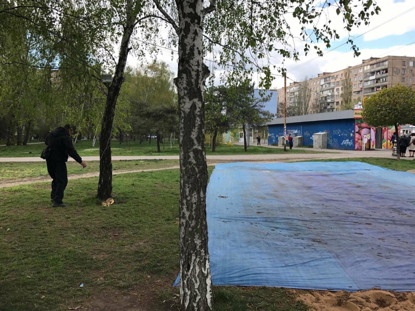 В Николаеве демонтировали и изъяли незаконный надувной бату..., фото-2 В Николаеве демонтировали и изъяли незаконный надувной батут, - ФОТО, фото-2