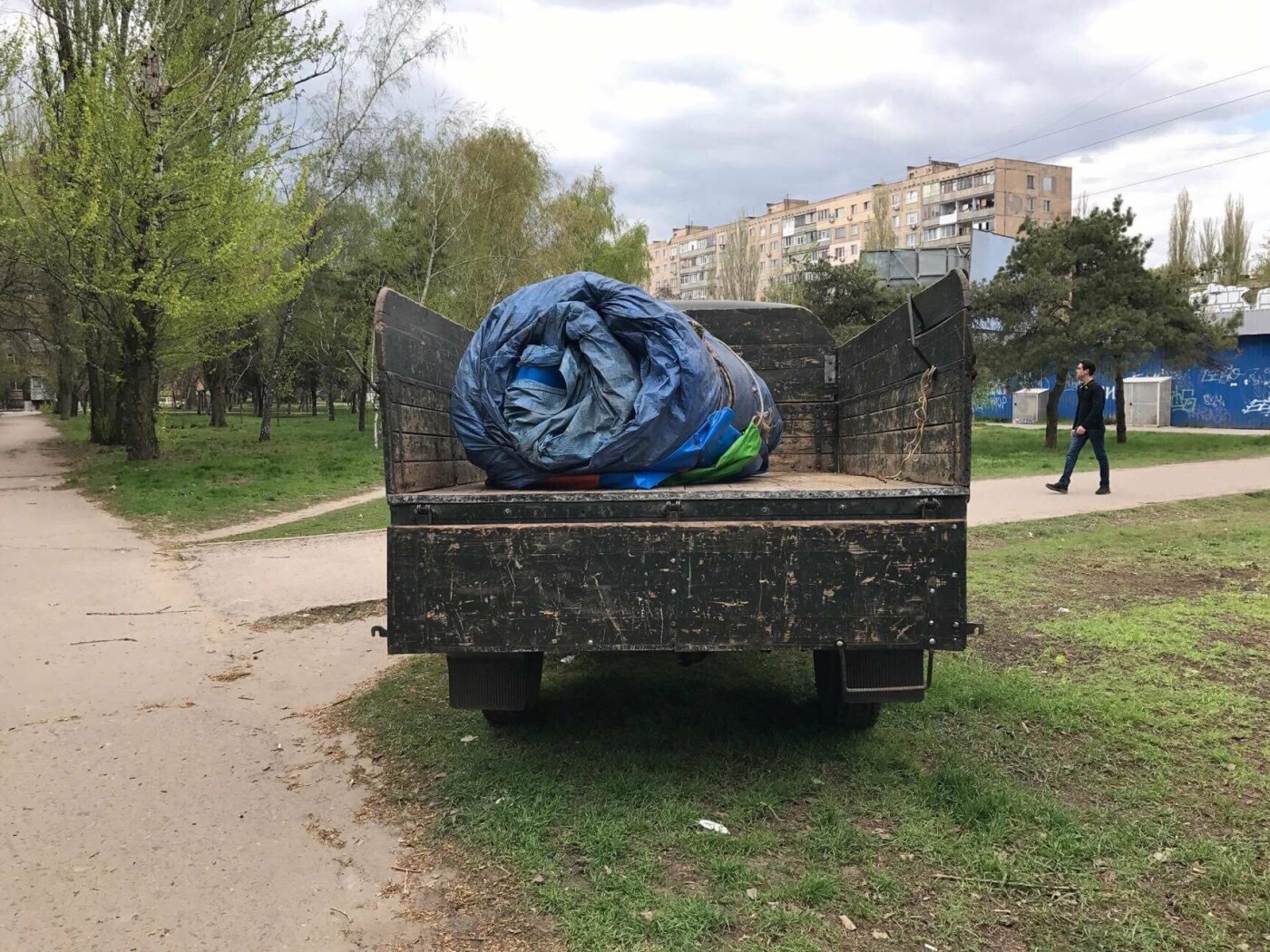 В Николаеве демонтировали и изъяли незаконный надувной бату..., фото-4 В Николаеве демонтировали и изъяли незаконный надувной батут, - ФОТО, фото-4
