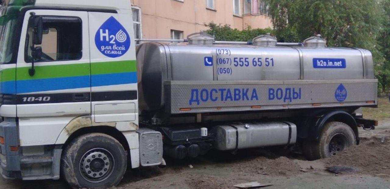 В Никоаеве на Озёрной в песке застряла автоцистерна, - ФОТО