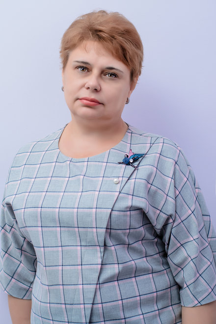 учитель Николаевской общеобразовательной школы І - ІІІ ступеней № 25 Светлана Петровна Олейникова.