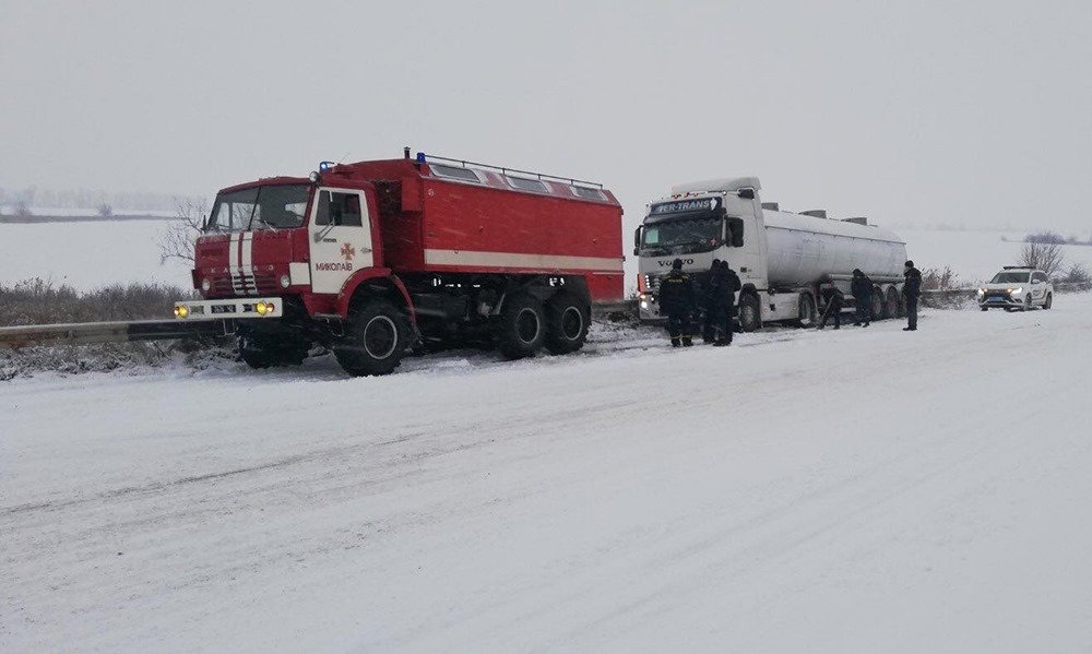 Спасатели вытаскиваю грузовики