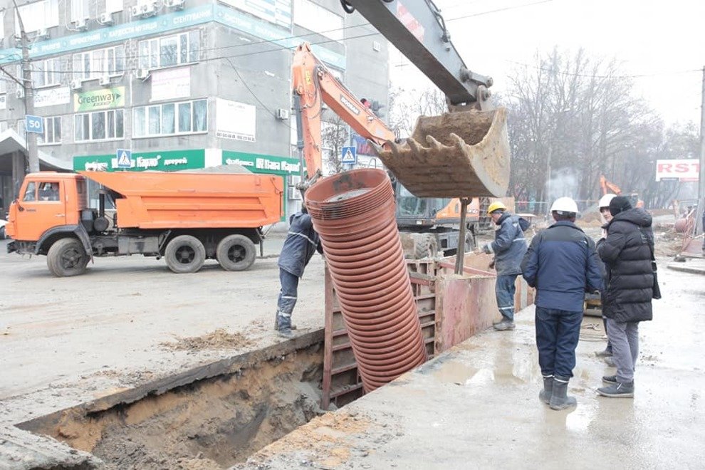 В Николаева проводят замену канализационного коллектора