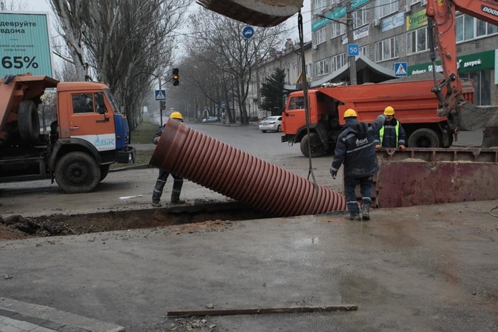 В Николаева проводят замену канализационного коллектора