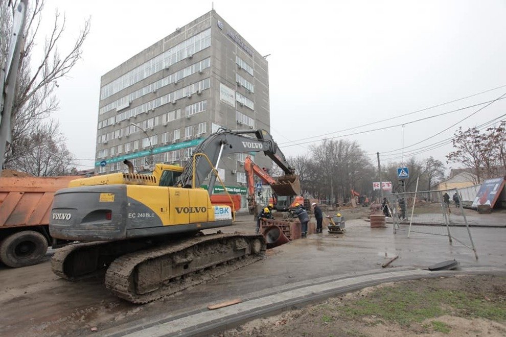 В Николаева проводят замену канализационного коллектора