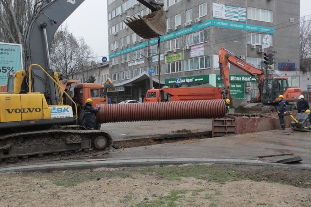 В Николаева проводят замену канализационного коллектора