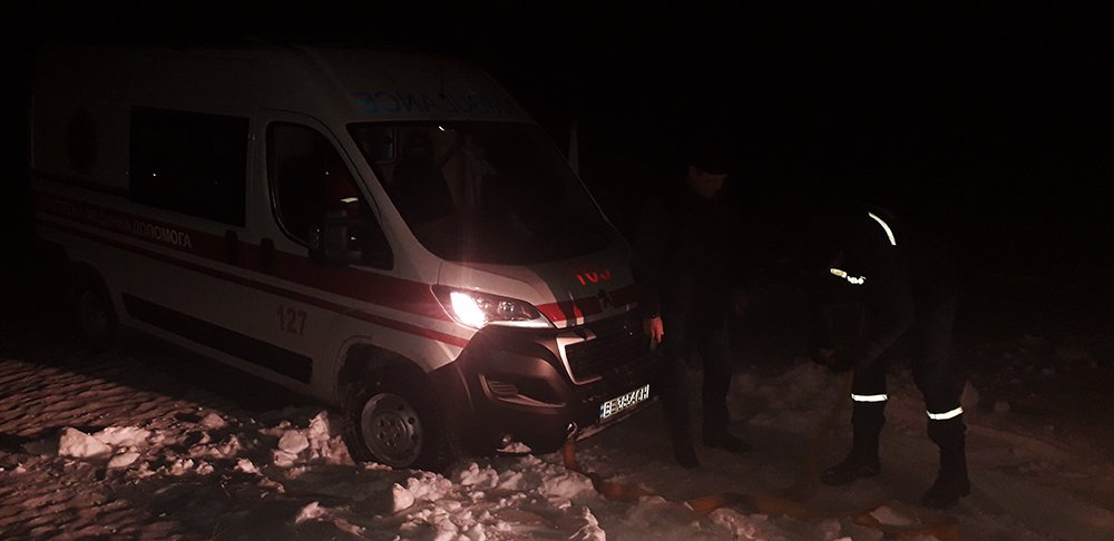 В Николаевской области спасатели трижды вытаскивали из сугробов и грязи автомобили