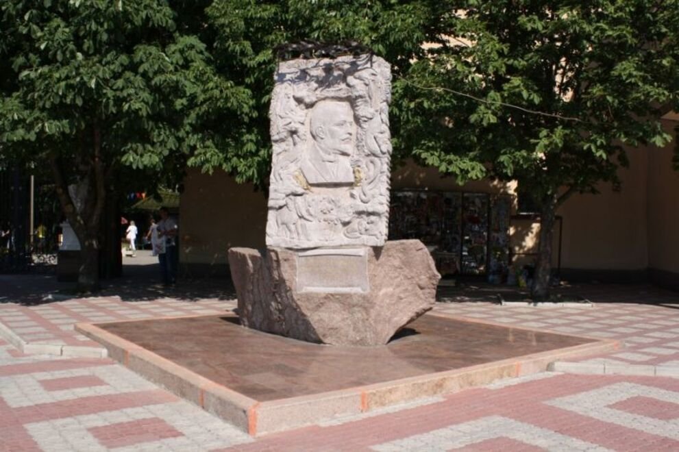 Памятник Леонтовича
