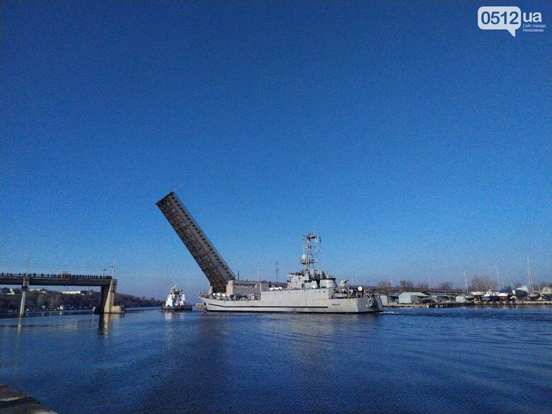 В акваторию николаевского судостроительного завода зайдут два корабля: будет разводка мостов