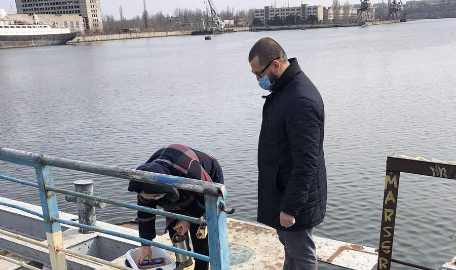 В Николаеве разлив нефтепродуктов в реку случился из-за подъема корпуса сухогруза 